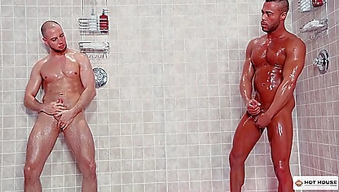 Sexy chick gets a hot creampie