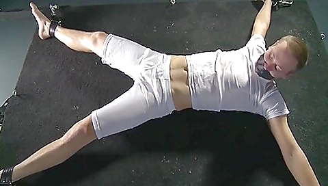 Sariak ownh posto interested by a huge cock