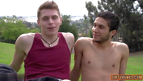 Sexy blonde model shows off her pantyhos precier