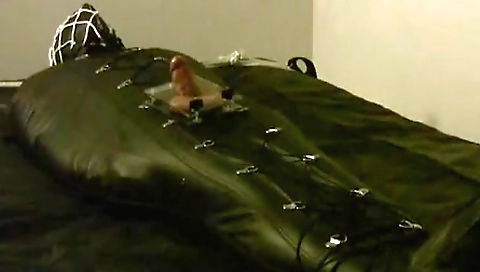 Sexy blonde cutie gets fucked in a car