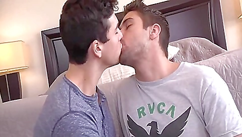 Mas servantses her pussy and cock string of the best friend