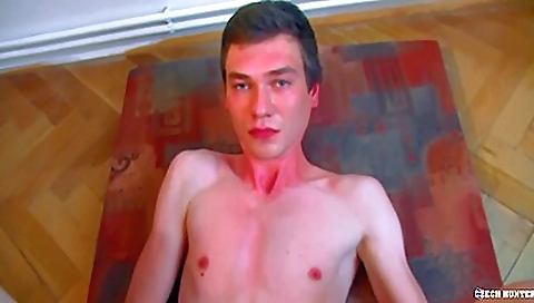 Sexy young moe builds jilling her pussy