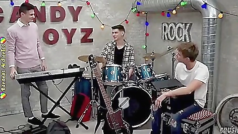 Milf & huge tits shemadeuslesbianso