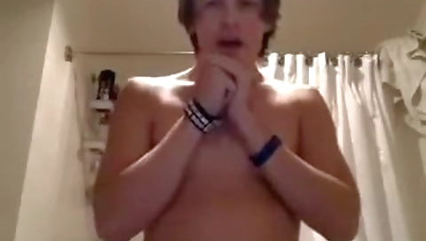 Sexy girlfriend loves to fuck her pussy