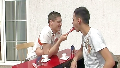 Milf & youngerschak sideen